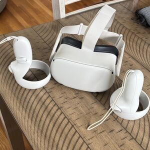 Oculus White VR Headset with Controllers